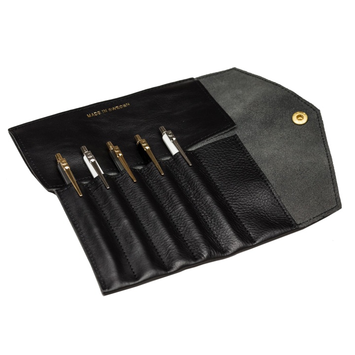 Fiffi Leather Pen Roll Black in de groep Pennen / Accessoires voor pennen / Etuis en hoezen bij Voorcrea (104907)