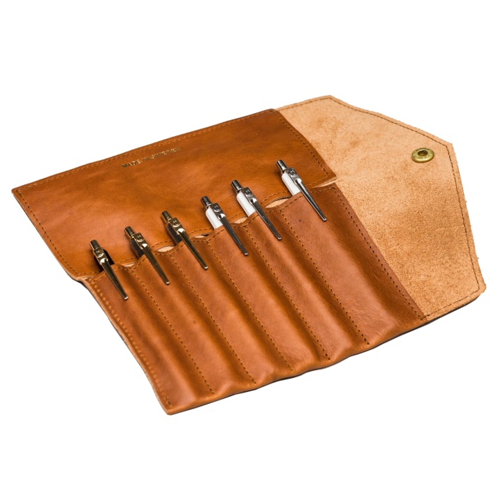 Fiffi Leather Pen Roll Cognac in de groep Pennen / Accessoires voor pennen / Etuis en hoezen bij Voorcrea (104908)