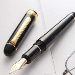 #3776 Century Vulpen Black Gold Trim Music nib in de groep Pennen / Fine Writing / Vulpennen bij Voorcrea (112519)