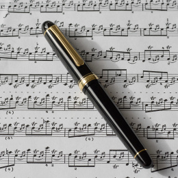 #3776 Century Vulpen Black Gold Trim Music nib in de groep Pennen / Fine Writing / Vulpennen bij Voorcrea (112519)