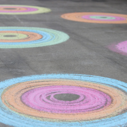 Sidewalk chalks Jumbo emmer 22-pack in de groep Kids / Kinderpotloden en -stiften / Stoepkrijt bij Voorcrea (132166)