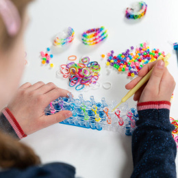 Loom Bands XXL Kit + opbergdoos in de groep Kids / Leuk en leerzaam / Sieraden en parels / DIY-pakket bij Voorcrea (134890)