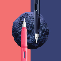 Safari Vulpen Dark Dusk Medium in de groep Pennen / Fine Writing / Vulpennen bij Voorcrea (135233)