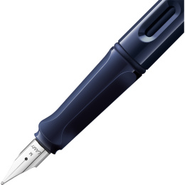 Safari Vulpen Dark Dusk Medium in de groep Pennen / Fine Writing / Vulpennen bij Voorcrea (135233)