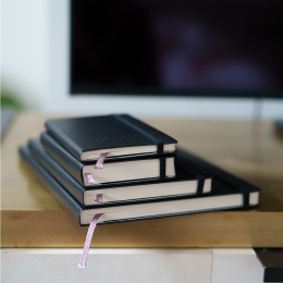 Kalender 18M WeekNote Soft Cover Pocket Black in de groep Papier & Blokken / Kalenders en agenda's / 18 maanden agenda's bij Voorcrea (135587)