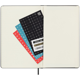 Kalender 18M Daily Hard Cover Large Black in de groep Papier & Blokken / Kalenders en agenda's / 18 maanden agenda's bij Voorcrea (135596)