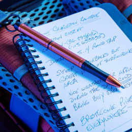 Backpacker Orange in de groep Pennen / Fine Writing / Balpennen bij Voorcrea (135763)