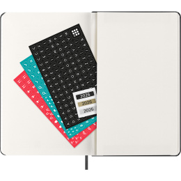 Kalender 12M Daily 2026 Hardcover Large Black in de groep Papier & Blokken / Kalenders en agenda's / 12 maanden agenda's bij Voorcrea (136081)