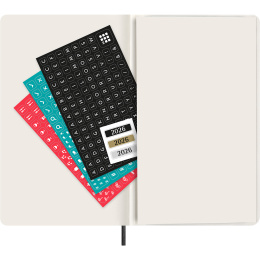 Kalender 12M Daily 2026 Softcover Large Black in de groep Papier & Blokken / Kalenders en agenda's / 12 maanden agenda's bij Voorcrea (136082)