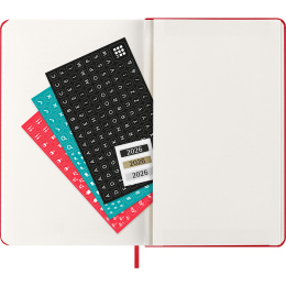 Kalender 12M Daily 2026 Hardcover Large Red in de groep Papier & Blokken / Kalenders en agenda's / 12 maanden agenda's bij Voorcrea (136084)