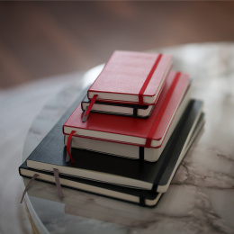 Kalender 12M Daily 2026 Hardcover Pocket Red in de groep Papier & Blokken / Kalenders en agenda's / 12 maanden agenda's bij Voorcrea (136093)