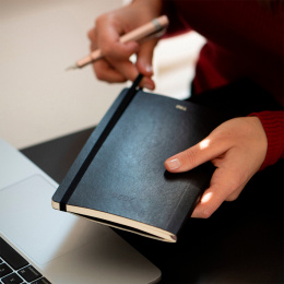 Kalender 12M Weekly Notebook 2026 Softcover Large Black in de groep Papier & Blokken / Kalenders en agenda's / 12 maanden agenda's bij Voorcrea (136111)