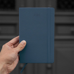 Kalender 12M Weekly Notebook 2026 Softcover Large Sapphire Blue in de groep Papier & Blokken / Kalenders en agenda's / 12 maanden agenda's bij Voorcrea (136114)