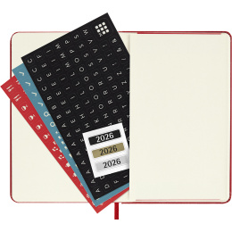 Kalender 12M Weekly Notebook 2026 Hardcover Pocket Red in de groep Papier & Blokken / Kalenders en agenda's / 12 maanden agenda's bij Voorcrea (136123)