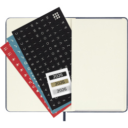 Kalender 12M Weekly Notebook 2026 Hardcover Pocket Sapphire Blue in de groep Papier & Blokken / Kalenders en agenda's / 12 maanden agenda's bij Voorcrea (136125)