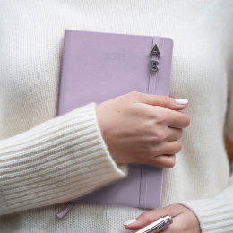 Kalender 12M Daily 2026 Hardcover Large Pastel Lilac in de groep Papier & Blokken / Kalenders en agenda's / 12 maanden agenda's bij Voorcrea (136133)