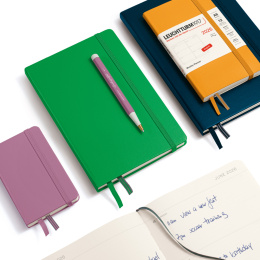 Kalender Weekly Planner 2026 A5 Forest Green in de groep Papier & Blokken / Kalenders en agenda's / 12 maanden agenda's bij Voorcrea (136256)