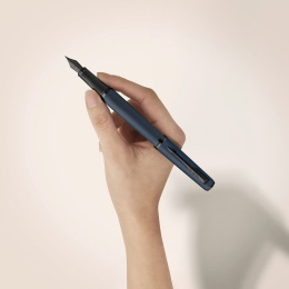 Meridian Blue/Black Vulpen  in de groep Pennen / Fine Writing / Luxe pennen bij Voorcrea (138335_r)